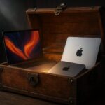宝箱を開いた瞬間、Mac製品が光と共に現れる幻想的な一枚。選ぶべきモデルは、もうここに。 A magical scene where Apple Mac devices emerge from a treasure chest in radiant light—your next device awaits.
